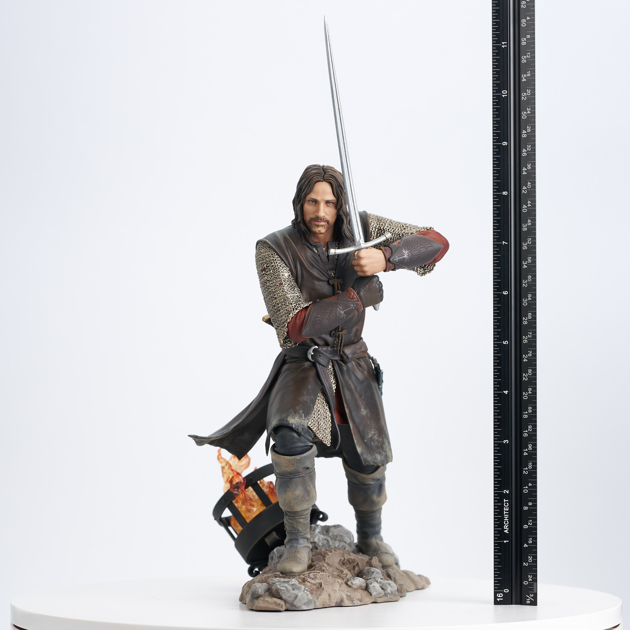 lord-of-the-rings-gallery-pvc-statue-aragorn-25-cm-08.jpg