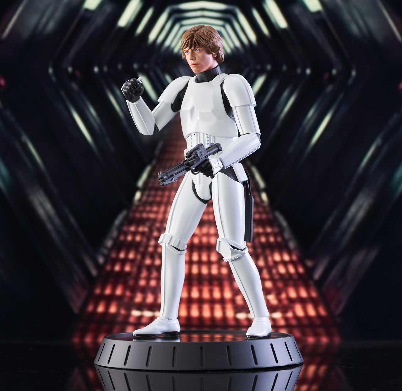 star-wars-episode-iv-milestones-statue-1-6-luke-skywalker-stormtrooper-disguise-previews-exclusive-30-cm-02.jpg