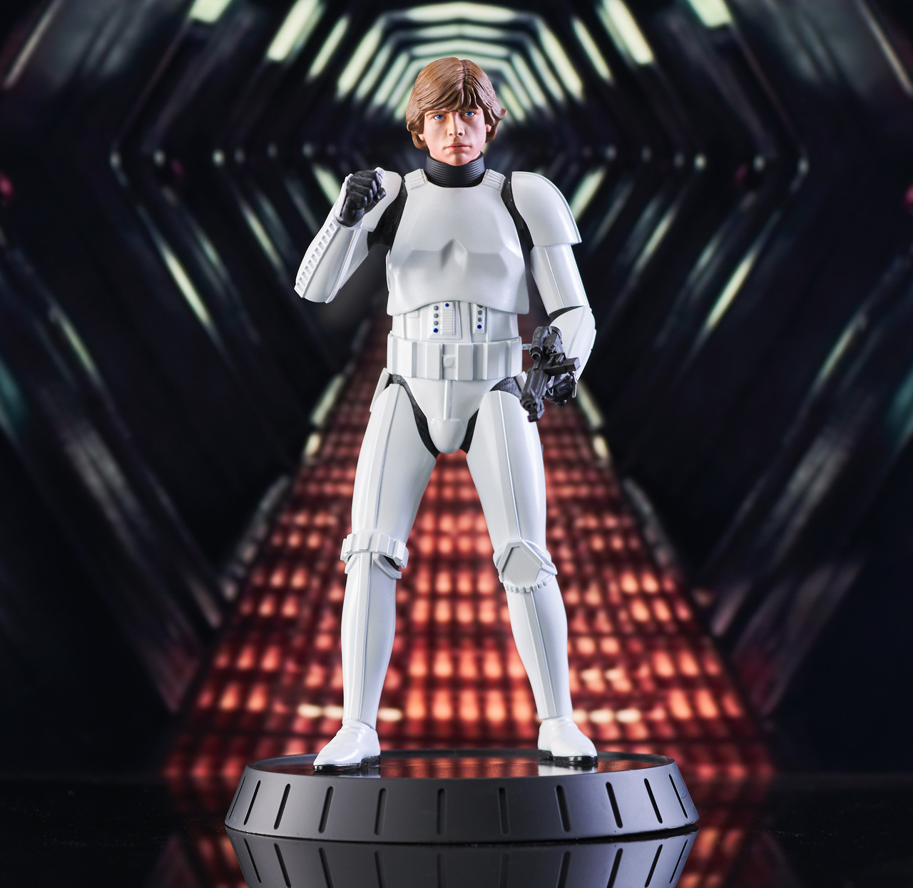 star-wars-episode-iv-milestones-statue-1-6-luke-skywalker-stormtrooper-disguise-previews-exclusive-30-cm-03.jpg