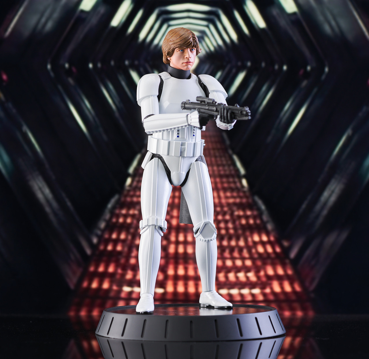 star-wars-episode-iv-milestones-statue-1-6-luke-skywalker-stormtrooper-disguise-previews-exclusive-30-cm-04.jpg