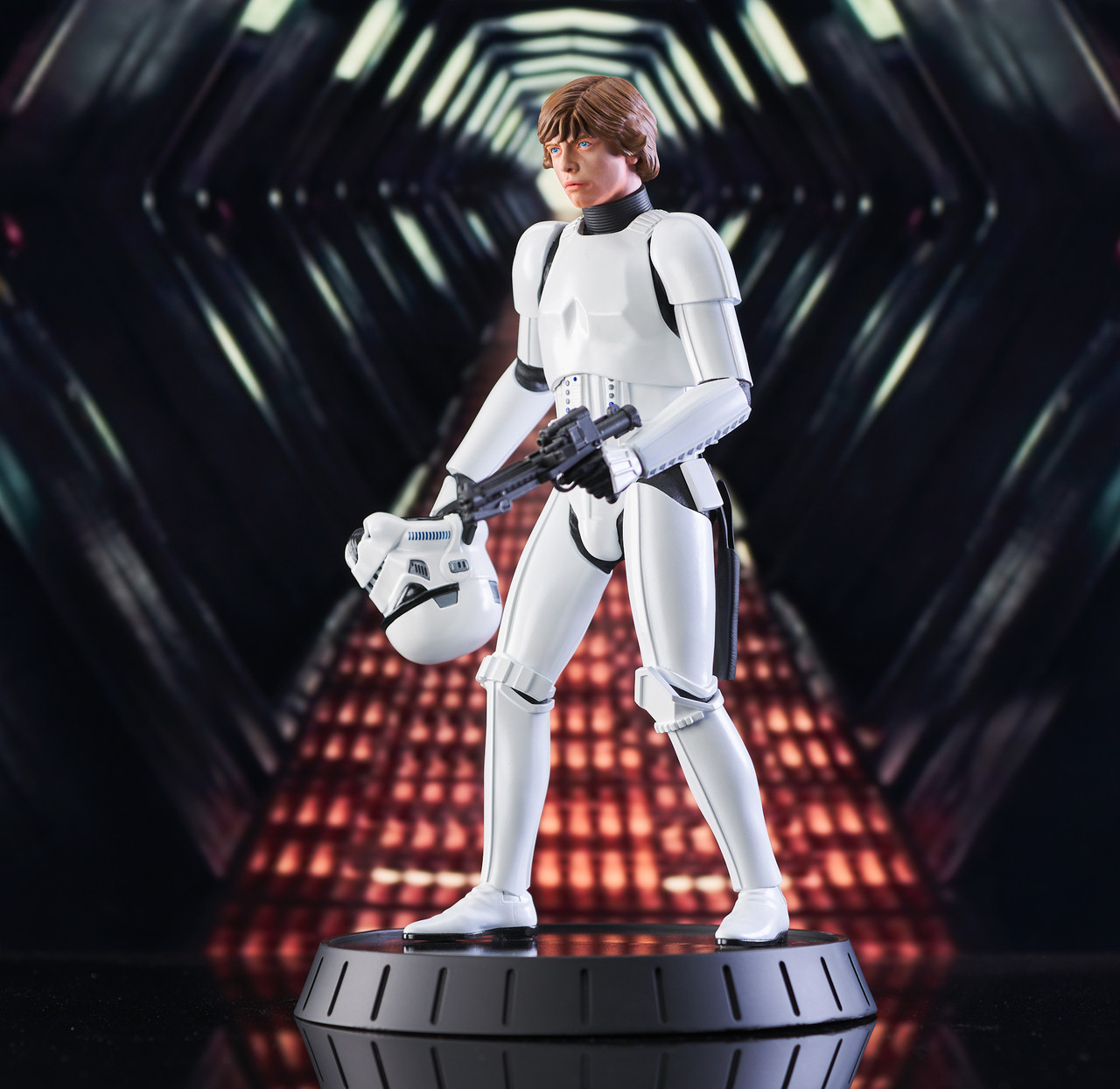 star-wars-episode-iv-milestones-statue-1-6-luke-skywalker-stormtrooper-disguise-previews-exclusive-30-cm-05.jpg
