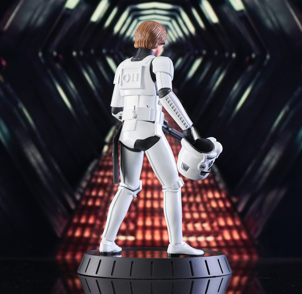 star-wars-episode-iv-milestones-statue-1-6-luke-skywalker-stormtrooper-disguise-previews-exclusive-30-cm-06.jpg
