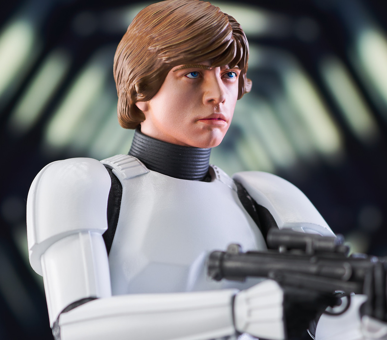 star-wars-episode-iv-milestones-statue-1-6-luke-skywalker-stormtrooper-disguise-previews-exclusive-30-cm-07.jpg