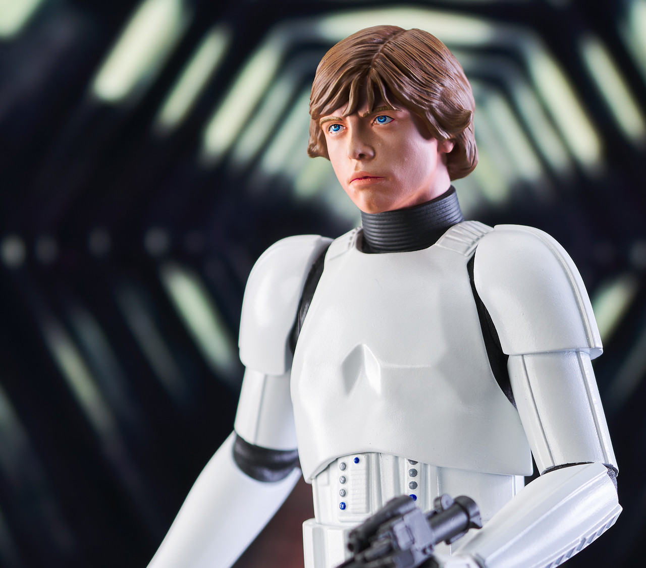 star-wars-episode-iv-milestones-statue-1-6-luke-skywalker-stormtrooper-disguise-previews-exclusive-30-cm-09.jpg
