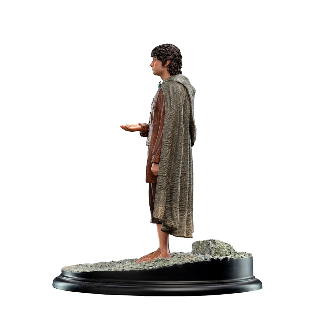the-lord-of-the-rings-trilogy-frodo-baggins-ringbearer-39-cm-classic-series-statue-1-6-06.jpg